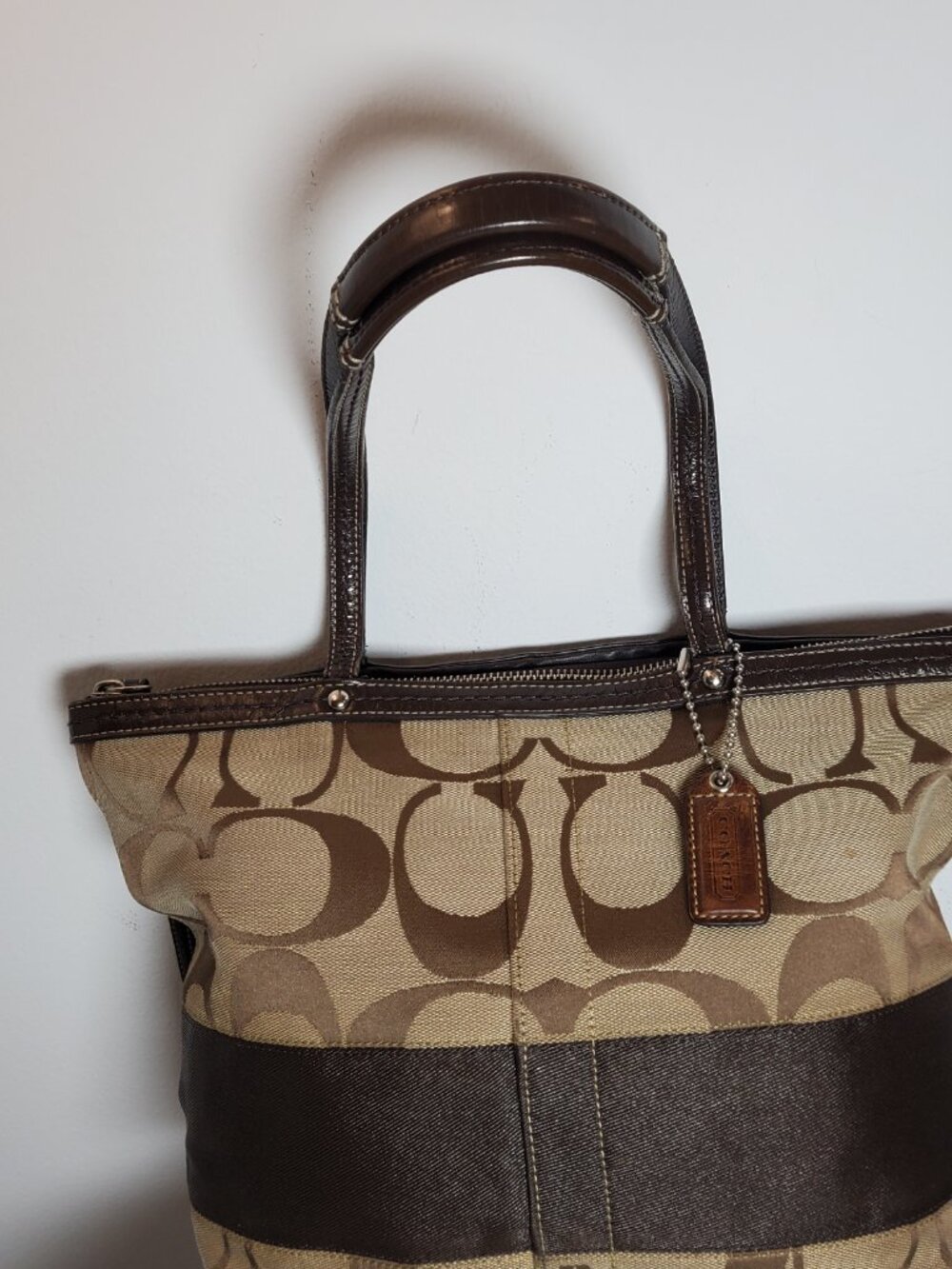 32. COACH SIGNATURE LOGO MEDIUM ZIP TOP SHOULDER BAG BROWN/BEIGE LINED POCKETS - Picture 3 of 8